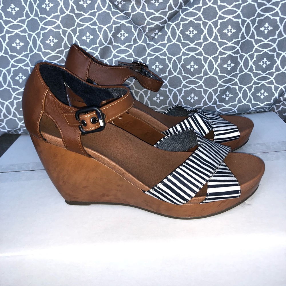 DR SCHOLLS brand new Size 8 Wedge heels